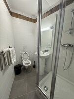 Chuveiro, toalhas de banho