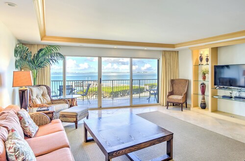 Remodeled Tommy Bahama Oceanfront Condo
