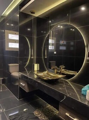 Bidet, toallas, jabón, papel higiénico