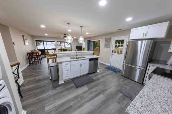 Refrigerador, microondas, horno y parrilla de estufa 