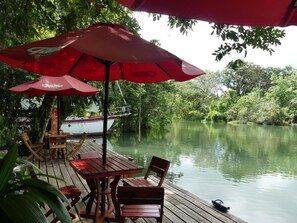 Outdoor dining - Hotel Kangaroo y Restaurante (Livingston)