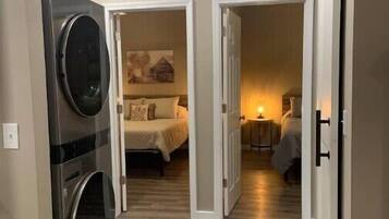 2 habitaciones, tabla de planchar con plancha y cuna de viaje