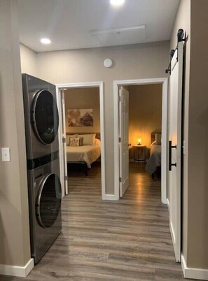 2 habitaciones, tabla de planchar con plancha y cuna de viaje 