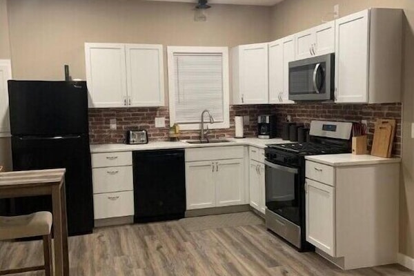 Køleskab, mikrobølgeovn, ovn, kogeplade