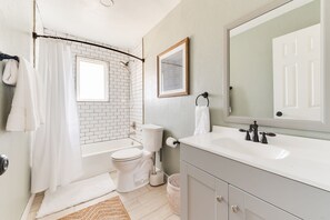 Douche, sèche-cheveux, serviettes fournies, savon