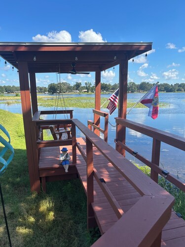Lake front cozy quiet cottage with dock!