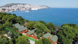 A coastal town with a marina, dense urban area, and residential buildings with green roofs. - Sinop Bahçeler Villa (Sinop)