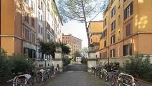 Eine Kopfsteinpflasterstraße gesäumt von abgestellten Fahrrädern und Gebäuden mit Balkonen.