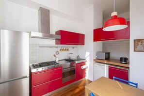 Frigorifero, microonde, forno, piano cottura