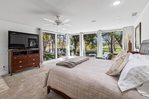 4 bedrooms, in-room safe, WiFi, bed sheets - Turtle Creek House, 4 Bedrooms, 5 Bathrooms, only 8 miles south of Kerrville. (Kerrville)