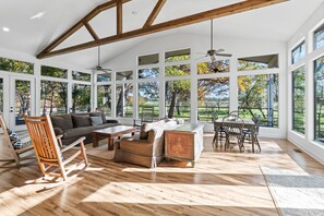 Fireplace - Turtle Creek House, 4 Bedrooms, 5 Bathrooms, only 8 miles south of Kerrville. (Kerrville)