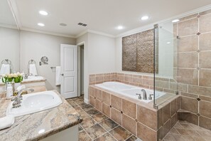Shower, towels, soap, shampoo - Turtle Creek House, 4 Bedrooms, 5 Bathrooms, only 8 miles south of Kerrville. (Kerrville)