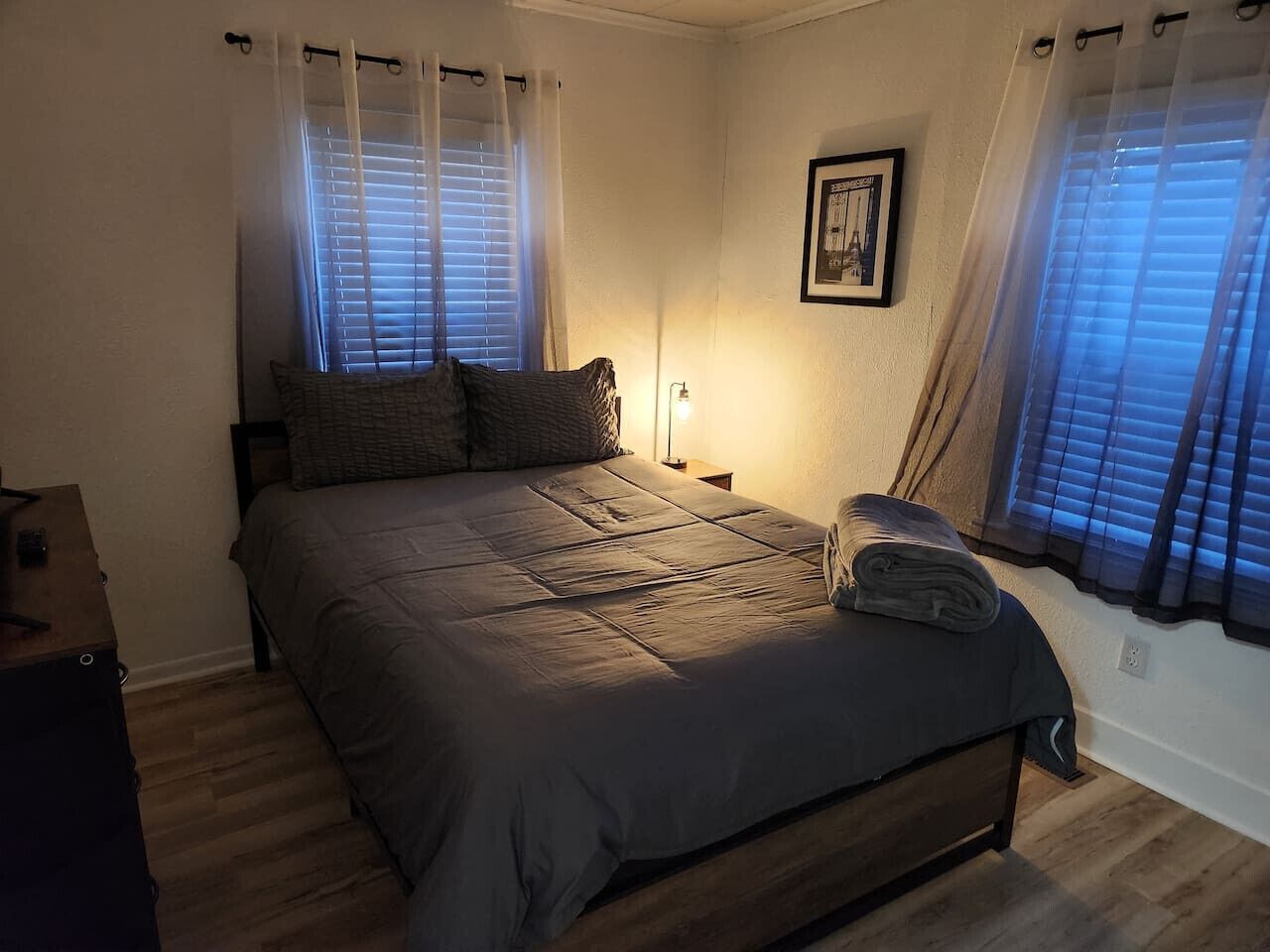 Desk, iron/ironing board, WiFi, bed sheets