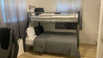 Een bureau, een strijkplank/strijkijzer, wifi, beddengoed