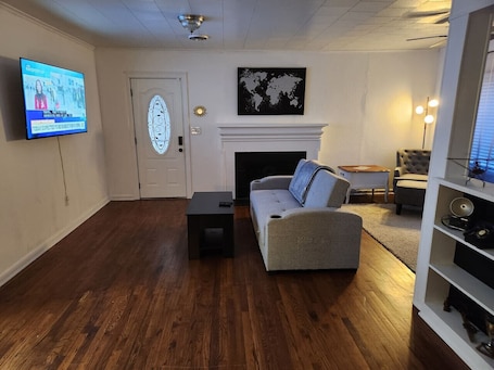 テレビ. Serenity on over an acre easy access to 311/HPU