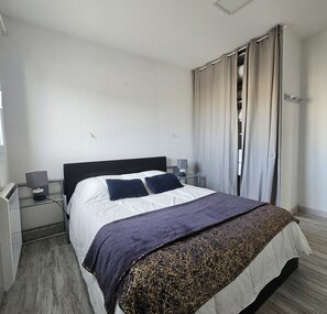 2 Schlafzimmer, Bügeleisen/Bügelbrett