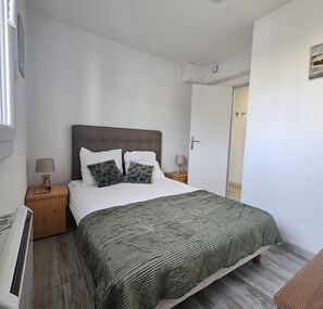 2 slaapkamers, een strijkplank/strijkijzer