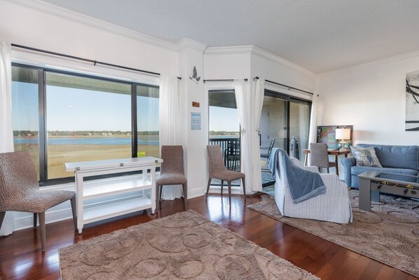 智能电视、壁炉、桌上足球