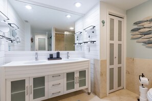 淋浴设施、吹风机、毛巾、肥皂