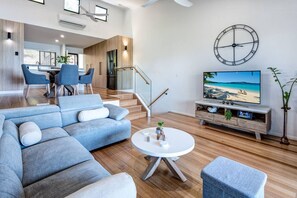 Smart TV, table tennis