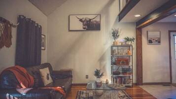 Smart-TV, Bücher, Stereoanlage