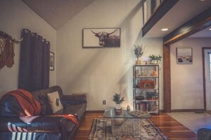 Smart TV, books, stereo - Luxurious cabin, 6 mi HM trails, 12 mi Charleston (Alum Creek)