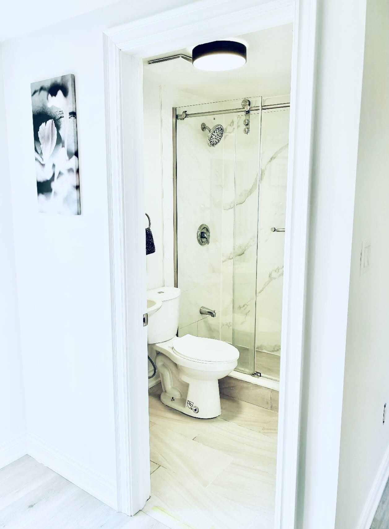 Een douche, handdoeken, zeep, shampoo