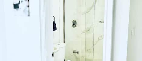 Chuveiro, toalhas de banho, sabonete, shampoo