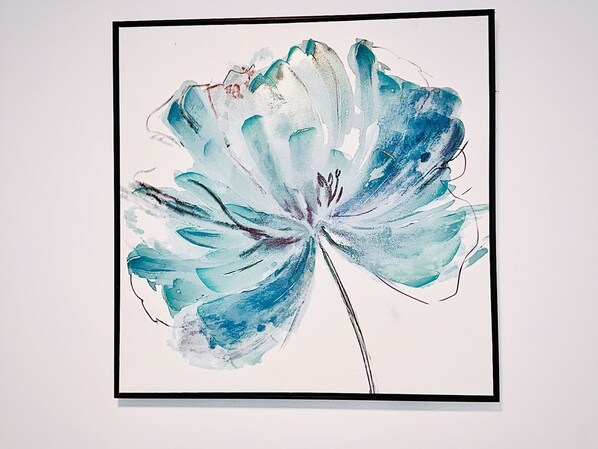Une aquarelle représentant une fleur, encadrée.