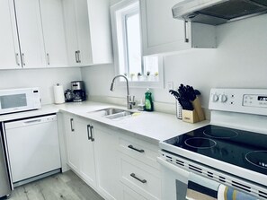 Private kitchen - *Closest*Crystal*HomeTopClifftonHills-NiagaraON (Niagara Falls)