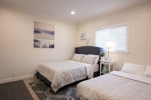 1 bedroom, desk, iron/ironing board, free WiFi - Lil Beauty in Bev Hills

 (Beverly Hills)