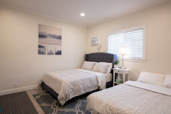 1 bedroom, desk, iron/ironing board, free WiFi - Lil Beauty in Bev Hills

 (Beverly Hills)