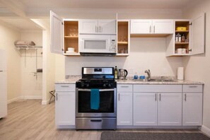 Microwave, oven, stovetop - Lil Beauty in Bev Hills

 (Beverly Hills)