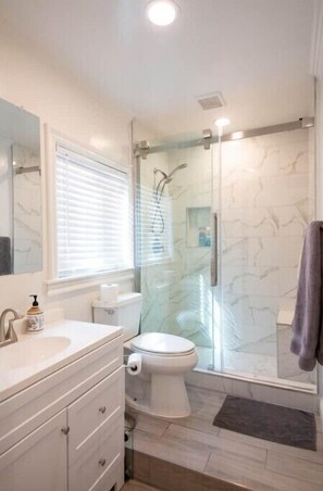 Shower, hair dryer, towels, soap - Lil Beauty in Bev Hills

 (Beverly Hills)