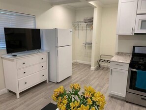 Microwave, oven, stovetop - Lil Beauty in Bev Hills

 (Beverly Hills)