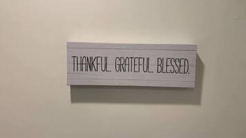 Un letrero con la inscripción 'THANKFUL. GRATEFUL. BLESSED'.