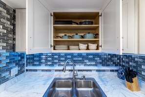 Een microgolfoven, een kookplaat, een kinderstoel