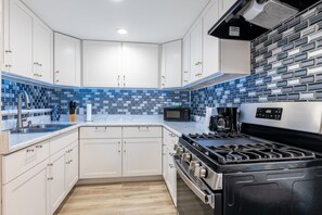 Mikrowelle, Herdplatte, Hochstuhl, Kochgeschirr/Geschirr/Besteck