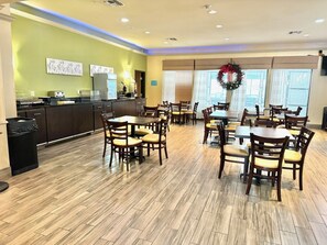 Free daily continental breakfast  - Spark by Hilton Fort Stockton (Fort Stockton)