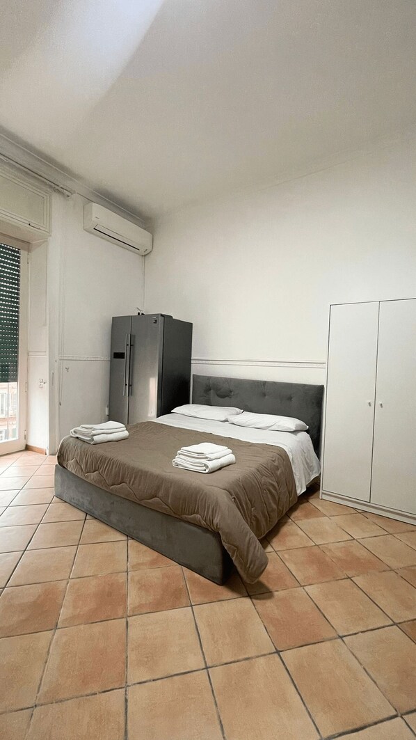 أغطية فراش متميزة وميني بار وخزنة داخل الغرفة ومكتب