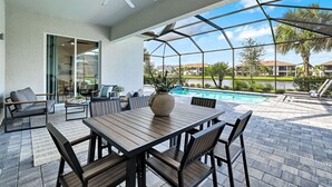 Una terrazza esterna con piscina, area relax e vista sul paesaggio circostante.