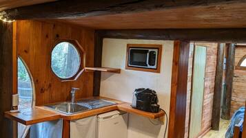 Réfrigérateur, micro-ondes, plaque de cuisson, cafetière/bouilloire