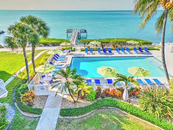 A heated pool - Stunning 180° Open Water Views (Key Colony Beach)