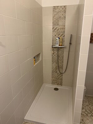 Haartrockner, Handtücher, Seife, Toilettenpapier