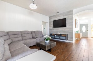 Smart TV, video games, foosball - VG Luxury Home - Heated Pool close to Disney Parks (Davenport)