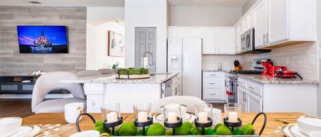 Geladeira, micro-ondas, fogão, cooktop