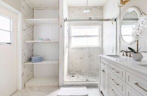 Shower, hair dryer, towels, soap - VG Luxury Home - Heated Pool close to Disney Parks (Davenport)