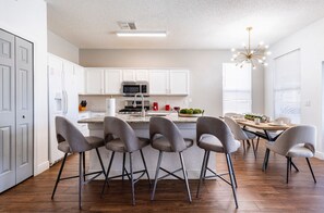 Fridge, microwave, oven, stovetop - VG Luxury Home - Heated Pool close to Disney Parks (Davenport)