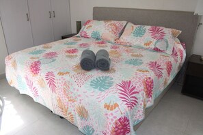 2 bedrooms, iron/ironing board, WiFi, bed sheets - Lovely Condo, 200Mbps Fiber optic, Progreso East, (Progreso)