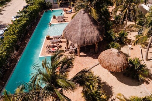 Cozy unit by the Pool, Fiber Optic, 70m to Ocean